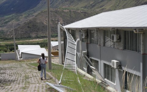 Carpuela. Ubicado en la vía Ibarra-Tulcán, a la altura del kilómetro 147,5 entre Ambuquí y El Juncal, en pleno Valle del Chota, partes del complejo lucen descuidadas y techos por el suelo.