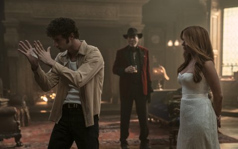 Dominic Sessa como Bosco, Morgan Freeman es Thaddeus Bradley, e Isla Fisher es Henley Reeves in Now You See Me 3.