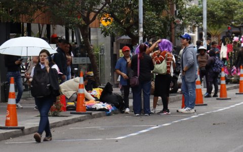 Informalidad. Las ventas ambulantes bloquearon los accesos de varios negocios.