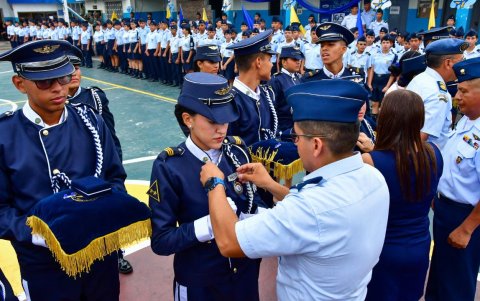 Las Fuerzas Armadas fortalecen la educación ecuatoriana condecorando a estudiantes destacados.