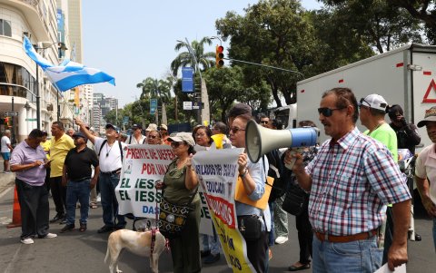 Jubilados hicieron un plantón al pie de la Gobernación de Guayas y fueron atendidos por un representante legal del ente provincial.