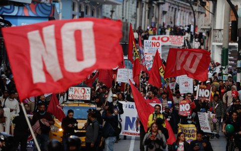Manifestantes con banderas y pancartas recorren el centro histórico de Quito.
