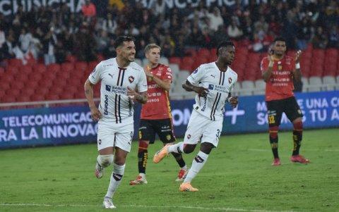 Lisandro Alzugaray (i) atacante de Liga de Quito.