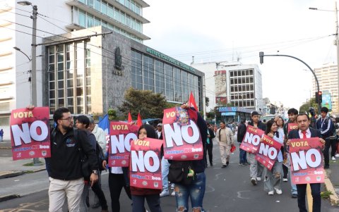 Organizaciones sociales realizaron una marcha como parte de la campaña por el No.