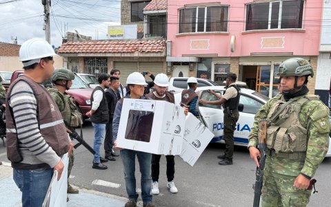 Las dos urnas fueron trasladados a las bodegas de la delegacion provincial del CNE, hasta el domingo a las 17:00 que se realizara el conteo de votos.
