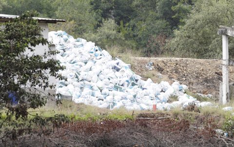 Sacos de desechos son arrojados en este punto de forma rutinaria