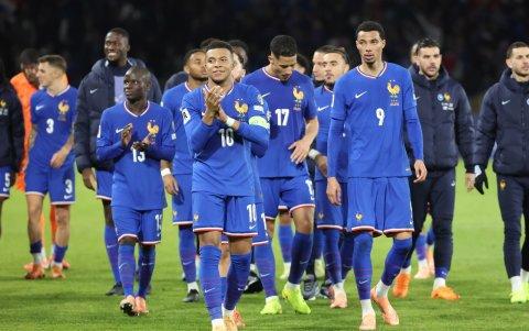 La selección francesa aprovecho para homenajear a las 132 víctimas mortales de los atentados yihadistas del 13 de noviembre de 2015.
