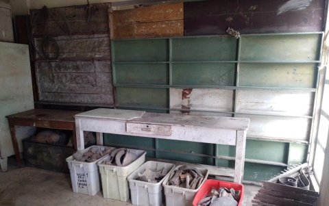 Fragmentos arqueológicos del museo del colegio Vicente Rocafuerte fueron colocados dentro de cajas tras una limpieza.