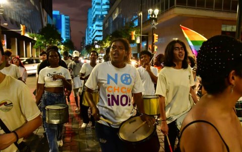 Jóvenes bailando al ritmo de los tambores de la Batucada Popular en el cierre de campaña de Pachakutik.