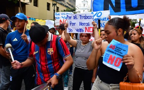 Jóvenes marcan el ritmo con tambores y bubucelas durante la marcha política en el cierre de campaña por el ‘No’ en Guayaquil.