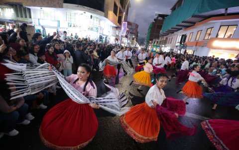 Desfile colorido y homenaje a las diez memorias del FIAVL 2025, que transforma a Loja en epicentro cultural del Ecuador.