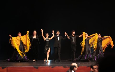 Turistas y habitantes disfrutan de música, danza y teatro durante el Festival de Artes Vivas 2025 en Loja.