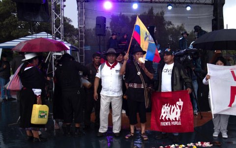Representantes de Pachakutik y la Conaie encabezaron la convocatoria de organizaciones sociales para promover el 'No' en la consulta popular.