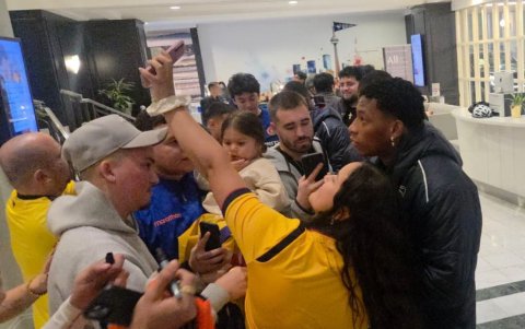 Gonzalo Plata saliendo del hotel de Toronto atiende a los aficionados.