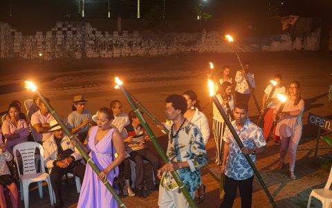 Homenaje. La “Noche de las Antorchas” fue organizada por el Foro de Mujeres de Muisne y los “Amigos de Linver”.