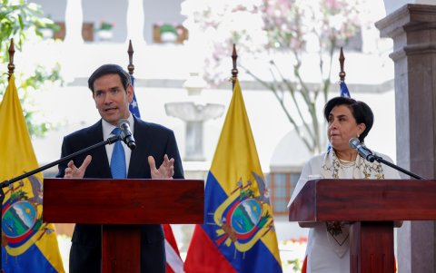 Foto de archivo que muestra al secretario de Estado de los Estados Unidos, Marco Rubio (i) junto a la canciller de Ecuador, Gabriela Sommerfeld.