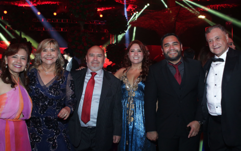 Alicia Mejía de Cueva, Anita Zambrano de Juez, Pablo Cueva, Romy Fuentes de Cueva, Fernando Cueva y Carlos Juez.