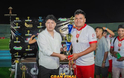 Diego Guaylla (camisa blanca) es el presidente de LigaPro Indígena.