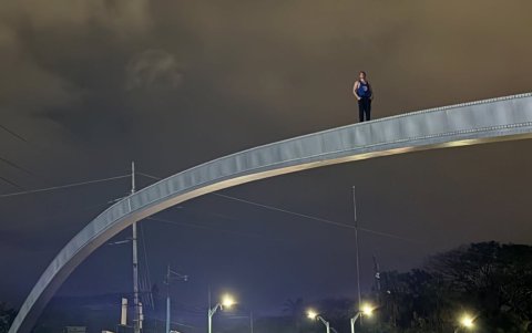 Alejandro Ñañez en un arriesgado movimiento sobre un arco en Urdesa.