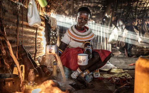 La pastora samburu Soilin Lolpusike, de 25 años, prepara té de leche de camella dentro de su choza cerca de Sereolipi, el 29 de septiembre de 2025.