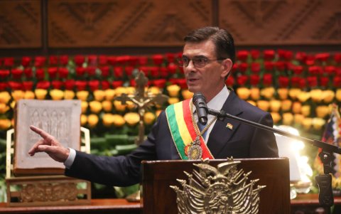 El presidente constitucional de Bolivia, Rodrigo Paz Pereira, pronuncia un discurso, luego de su investidura en La Paz (Bolivia), el 8 de noviembre de 2025.