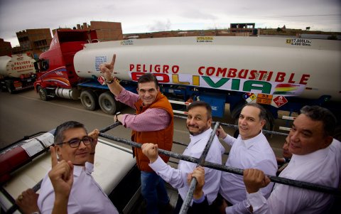 El presidente de Bolivia, Rodrigo Paz Pereira (c), en una caravana de cisternas el domingo 9 de noviembre de 2025, en El Alto (Bolivia).