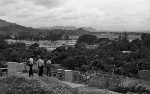 La erupción del volcán Nevado del Ruiz, el día 13 de noviembre de 1985, provocó una avalancha de lodo y escombros que sepultó al municipio de Armero, causando la muerte de más de 25.000 personas.