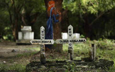 Fotografía del 5 de noviembre de 2025 que muestra cruces en la zona donde ocurrió la avalancha en 1985, en Armero (Colombia).