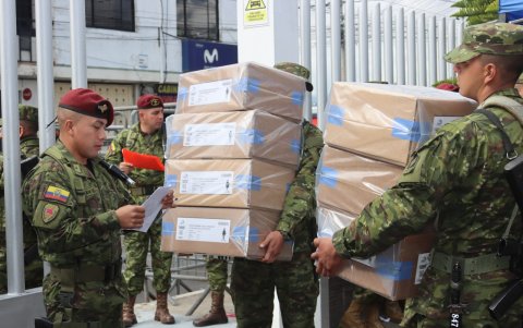 Militares de la Brigada Patria resguardan el material electoral que fue trasladado a los diferentes recintos habilitados.