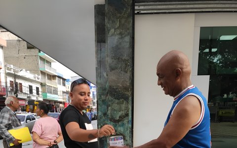 Hinchas y directivos salieron a las calles de capital esmeraldeñas a pedir donaciones para salvar al club.