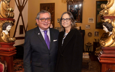 Esteban Reyes y Mary H. Evans..