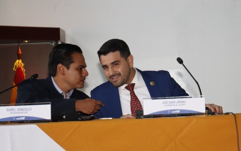 El interventor Rommel González y el viceministro Juan David Jiménez anunciaron que las ofertas para renovar el escenario llegarían en octubre.