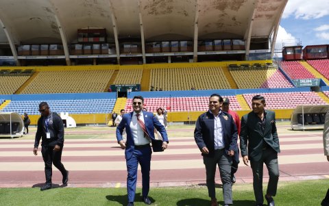 El viceministro Juan David Jiménez y el interventor Rommel González en un recorrido por el estadio Atahualpa.