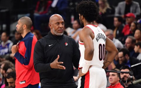 Chauncey Billups (i) fue separado como entrenador de los Pistons por ser parte de partidas de póker amañadas.