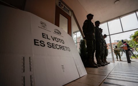 Militares ecuatorianos custodian material electoral un día antes del referéndum, este sábado, en el colegio Benalcázar, en Quito (Ecuador).