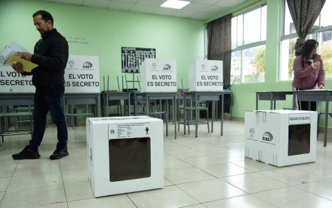 Ciudadanos acuden con baja afluencia al Colegio Montúfar en el inicio de la jornada de votación.