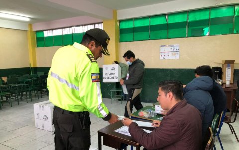 Recintos electorales de Cotopaxi abrieron con normalidad pese a la lluvia y registran flujo constante de votantes.