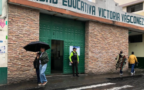 Varios votantes llegaron a los recintos electorales en la provincia de Cotopaxi para participar en el proceso electoral y referéndum 2025.