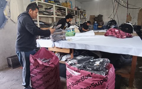 SEGUNDO LÓPEZ, CUYA MARCA DE JEAN ES  D'TORS, JUNTO A SU FAMILIA ACUDE A LA FERIA EN DURÁN-GUAYAS.