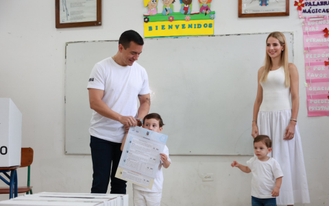 Lavinia Valbonesi sufragó en el norte de Guayaquil junto a su esposo, el presidente Daniel Noboa