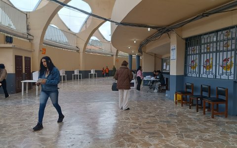 Los recintos electorales lucieron sin mucha afluencia de votantes hasta antes del mediodía en Cuenca.