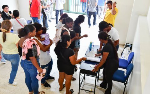 Scouts y plastificadores independientes también ofrecen sus servicios en un área antes de salir de la universidad. Otros, lo hacen fuera del recinto.