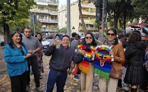 Los migrantes ecuatorianos llegaron al recinto electoral de Roma desde diferentes partes del país.