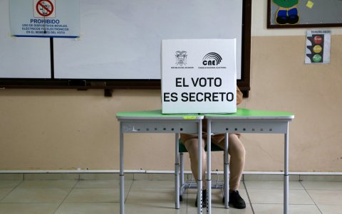 Un ciudadano fue captado este domingo, 16 de noviembre, al votar en el referéndum de Ecuador, en la ciudad de Quito.
