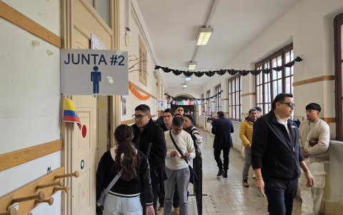 Migrantes ecuatorianos hacen filas para ejercer su derecho al voto en Italia.