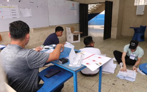 Miembros de las juntas receptoras del voto inician el escrutinio tras el cierre de urnas.
