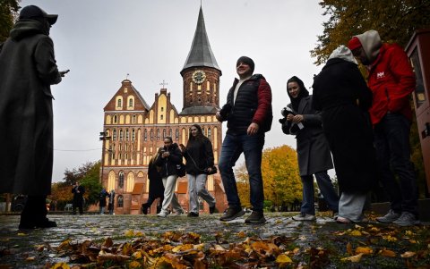 Personas pasan frente a la Catedral de Königsberg (siglo XIV) en Kaliningrado el 15 de octubre de 2025.