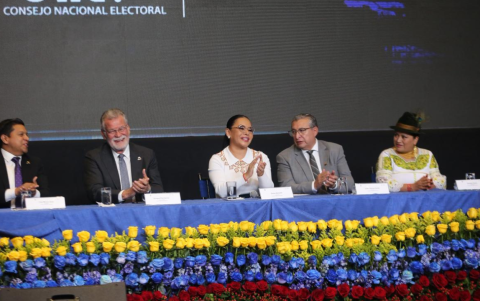 Autoridades del Consejo Nacional Electoral durante acto oficial en el marco de la jornada electoral 2025.