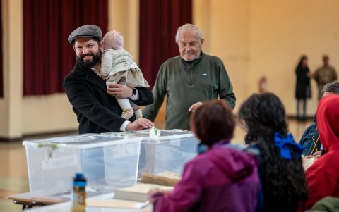 Fotografía cedida por Presidencia de Chile del mandatario Gabriel Boric votando durante la jornada electoral este domingo, en Punta Arenas