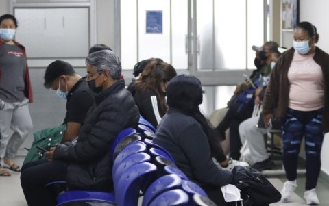 Casos. Las áreas de emergencia del IESS Sur reciben mayor afluencia por neumonías y casos virales.